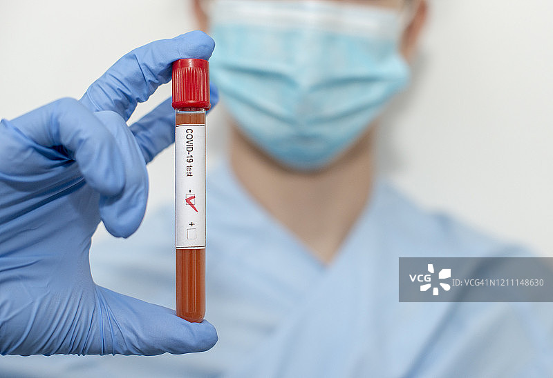 冠状病毒，COVID-19，研究人员手持冠状病毒试管进行分析图片素材