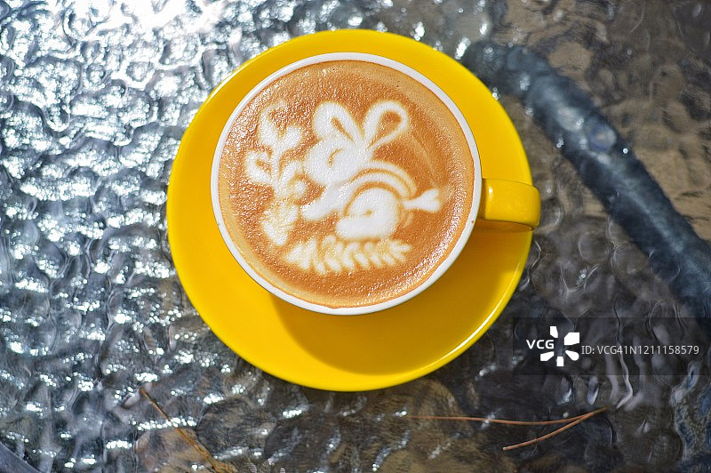 带有拉花的热卡布奇诺图片素材