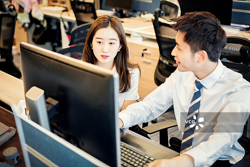 在咖啡店合作的商务人士图片素材