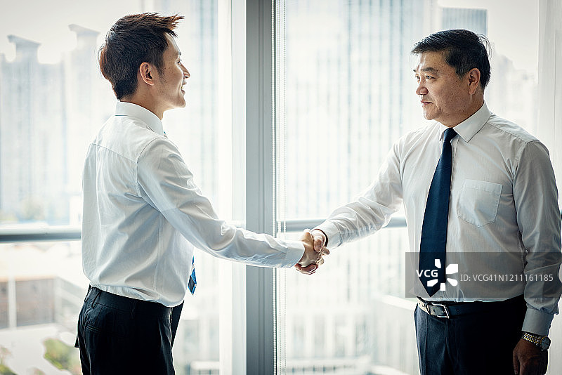 两位亚洲商人握手图片素材