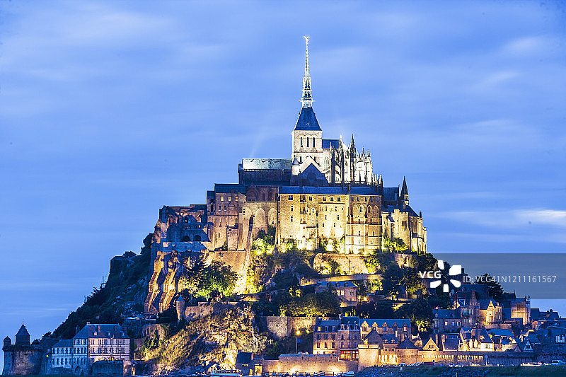 圣米歇尔山修道院与设防城镇景观图片素材