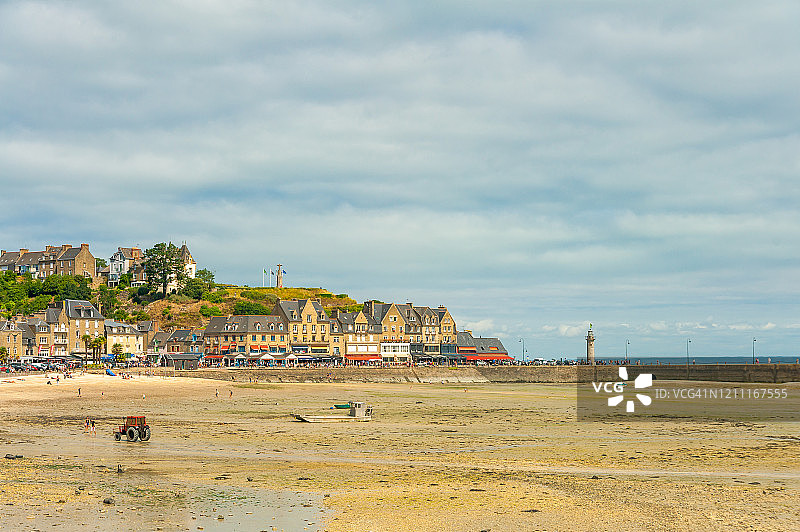 退潮时坎卡莱镇的海滨景色图片素材