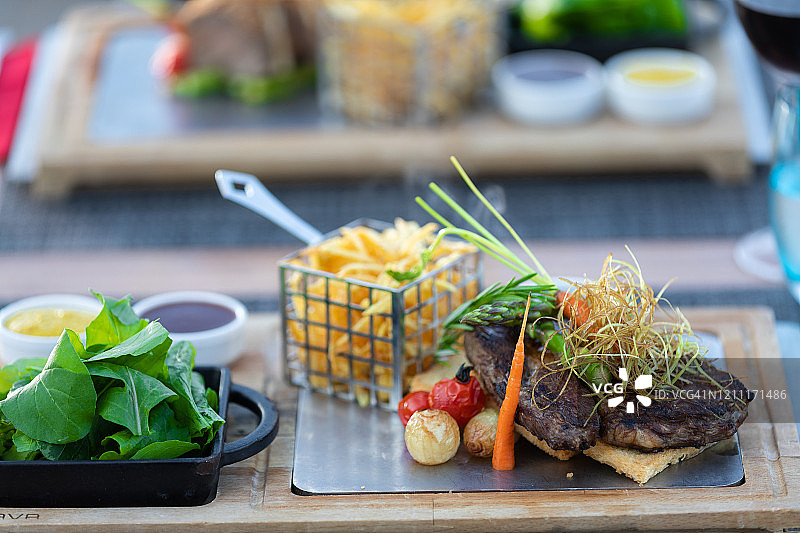 烤牛排土豆片配芦笋图片素材