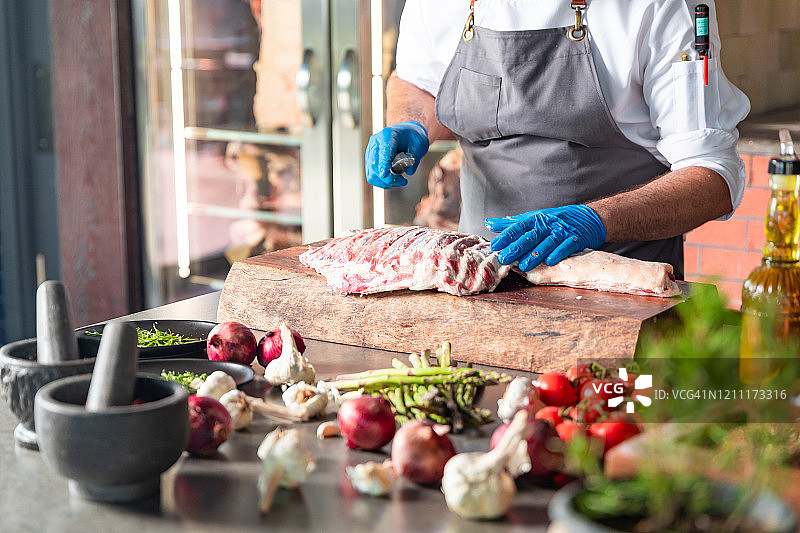 准备羊排肉制作美味晚餐图片素材