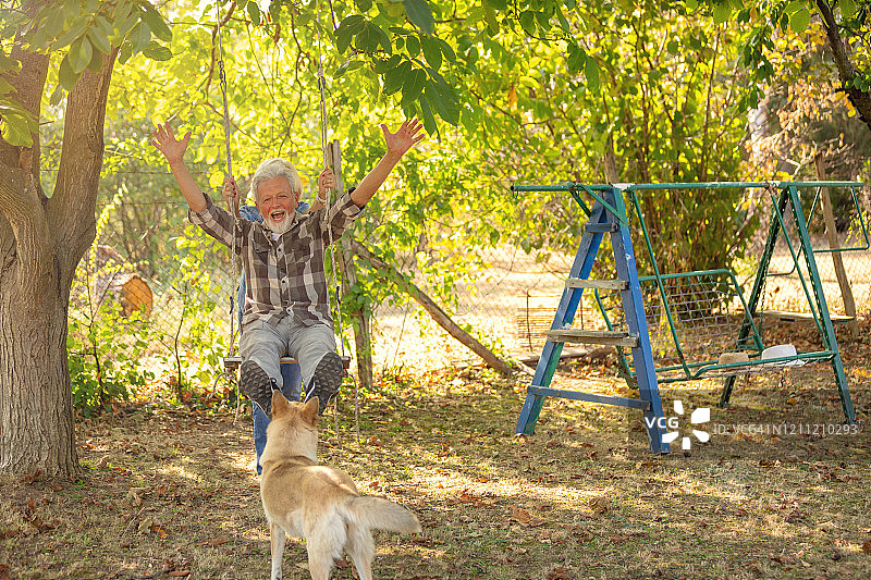 年长夫妇在荡秋千上玩耍图片素材