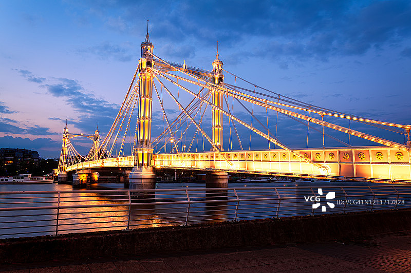 英国伦敦阿尔伯特桥的黄昏图片素材