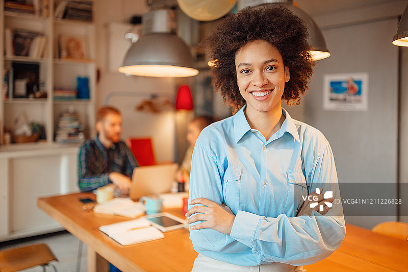 一位美丽的年轻女性的肖像图片素材