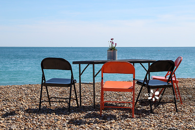 布莱顿海滩上的桌椅图片素材