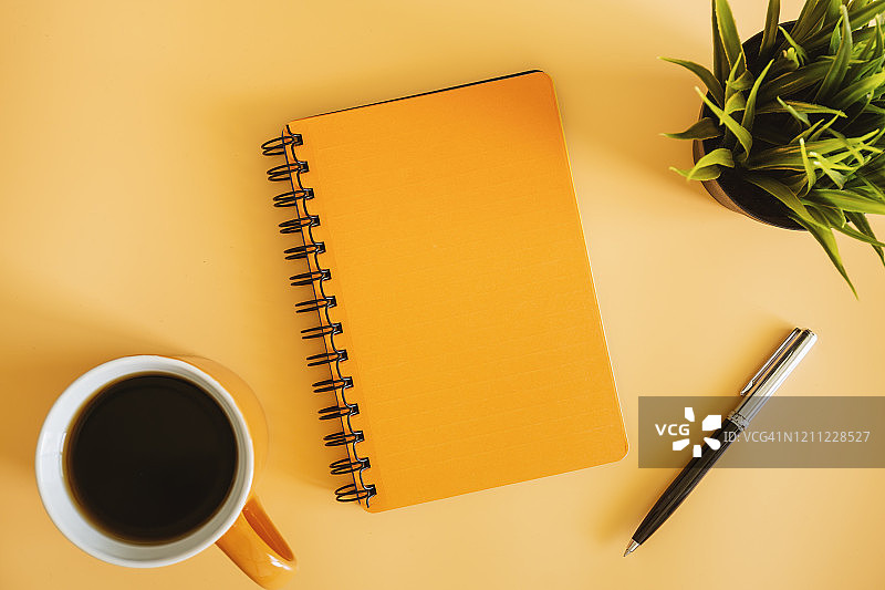 工作桌上的笔记本和咖啡杯图片素材