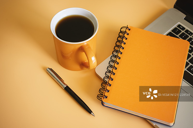 工作桌上的笔记本电脑图片素材