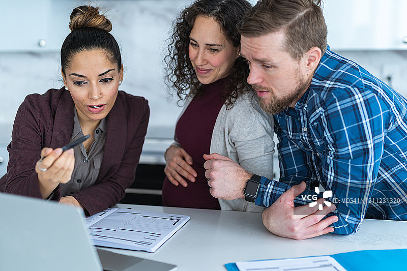 年轻情侣购买首套房图片素材