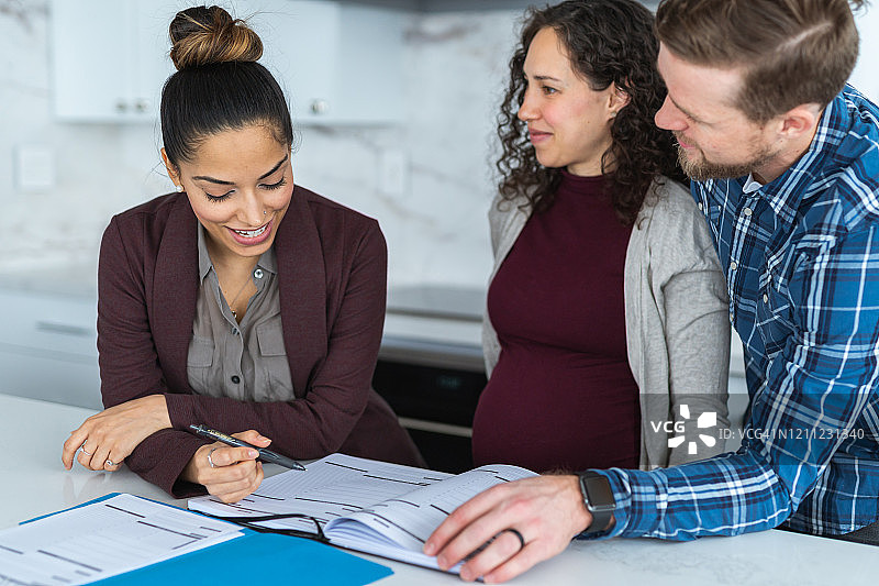 年轻情侣购买首套房图片素材