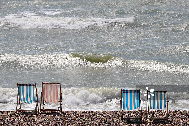 布莱顿海滩上的一排躺椅图片素材