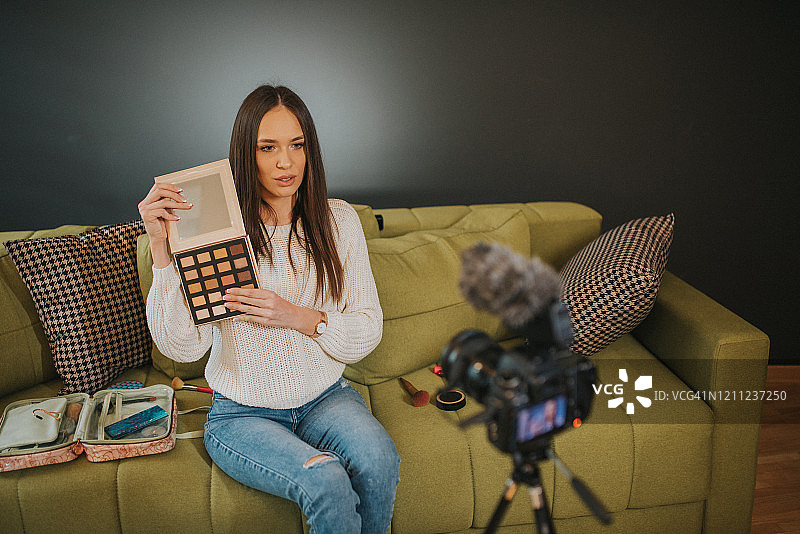 女人在博客上发布化妆品视频图片素材