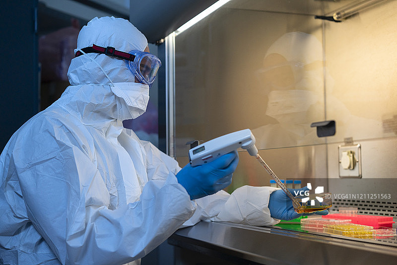 在洁净室里的科学家图片素材