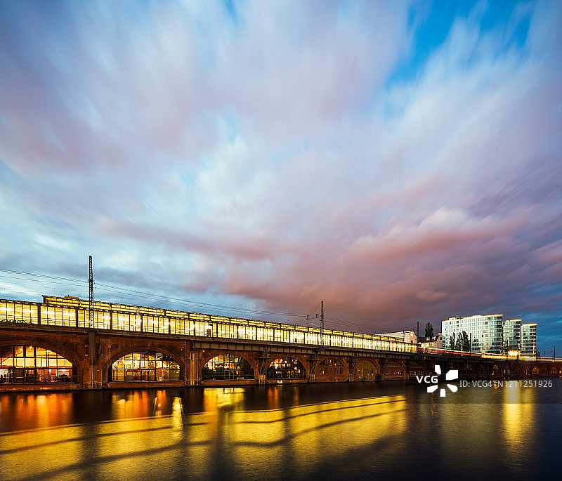 柏林现代商业城市夜景，施普雷河与云彩图片素材
