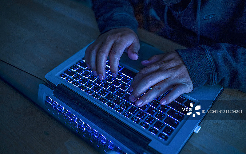 使用笔记本电脑的黑客图片素材