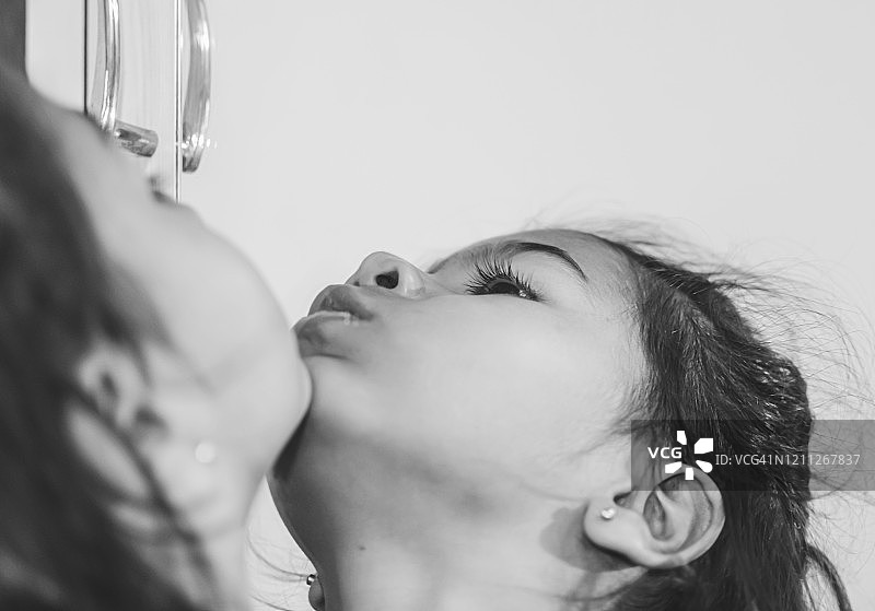 镜子中的抬下巴的倒影图片素材