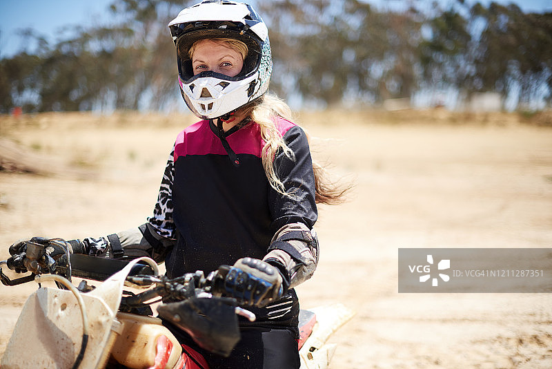 我欢迎道路上的颠簸图片素材