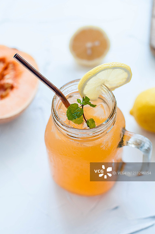 柠檬片装饰的甜瓜柠檬水图片素材