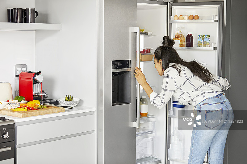 女子在冰箱里寻找食材图片素材