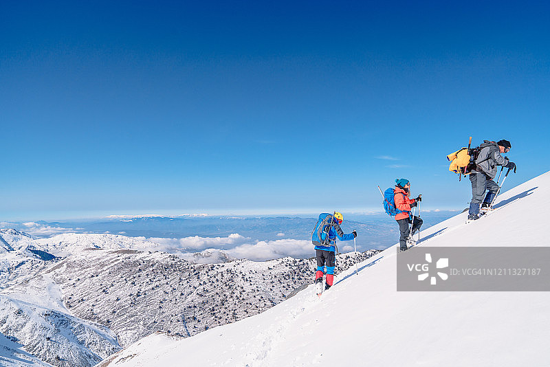 冬季登山队攀登高海拔山峰图片素材