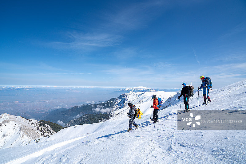 冬季登山队攀登高海拔山峰图片素材