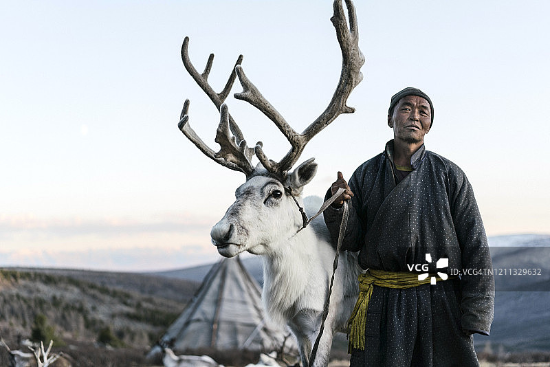冬季蒙古放牧驯鹿的男人图片素材