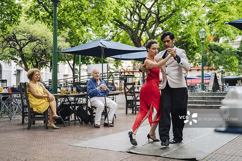 老年人观看年轻情侣跳探戈舞图片素材