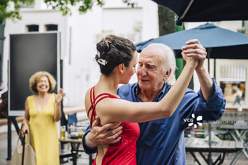 年长的男人与年轻女探戈舞者面对面图片素材