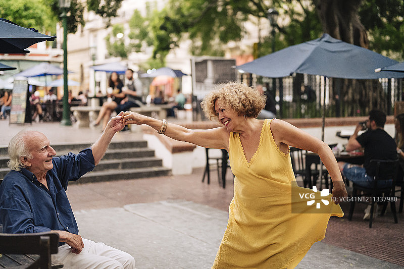 在多雷戈广场跳舞的布宜诺斯艾利斯老年人图片素材