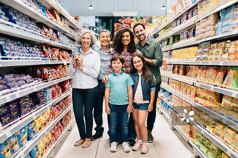 家庭在超市购物图片素材
