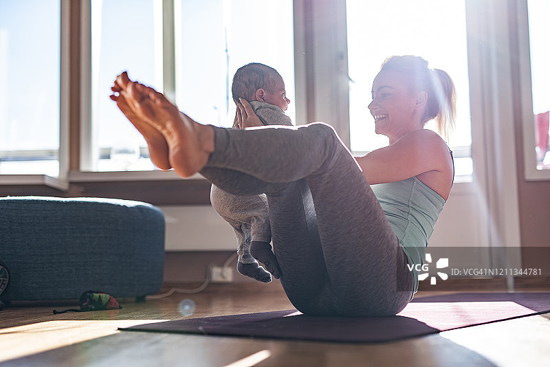 和男婴一起训练图片素材