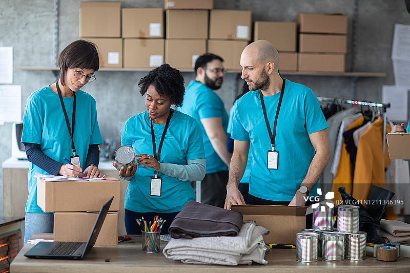 多民族志愿者在慈善基金会工作图片素材