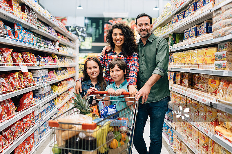 家庭在超市购物图片素材