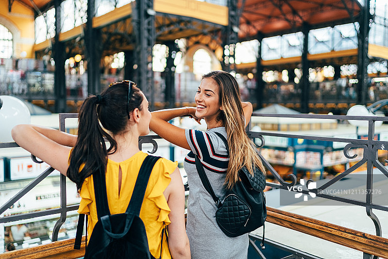 农贸市场的游客图片素材