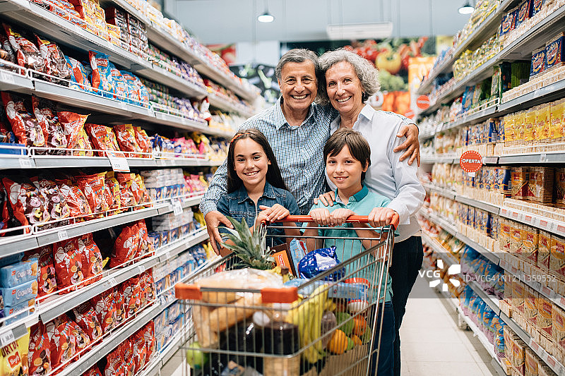 家庭在超市购物图片素材