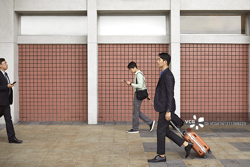 在城市中出差的商人图片素材