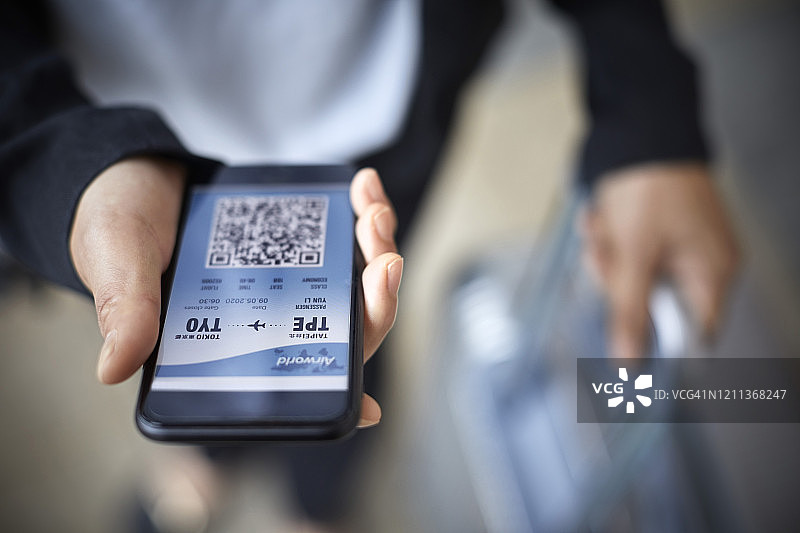 持有在线机票的女商人图片素材