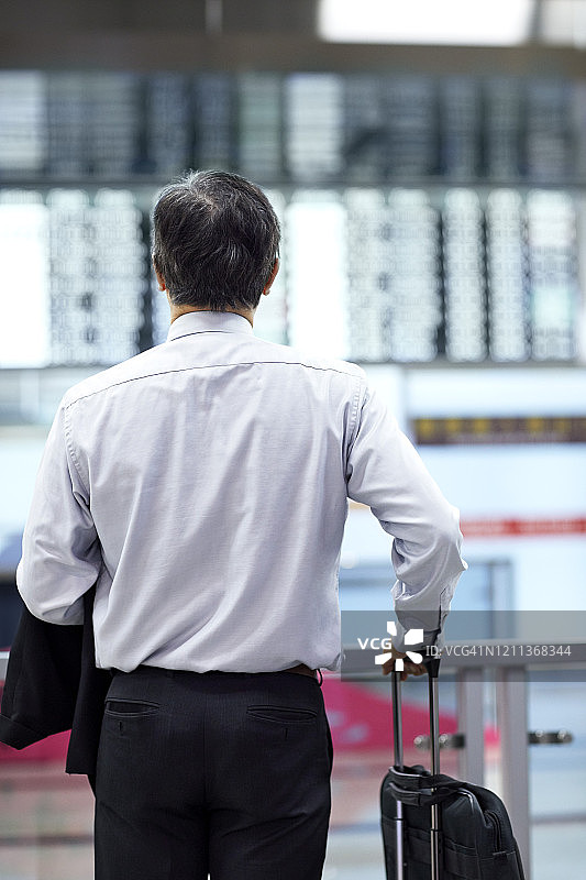 商务人士在机场的背影图片素材