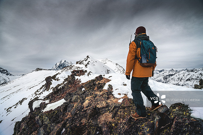游客在山区探索野外地点图片素材