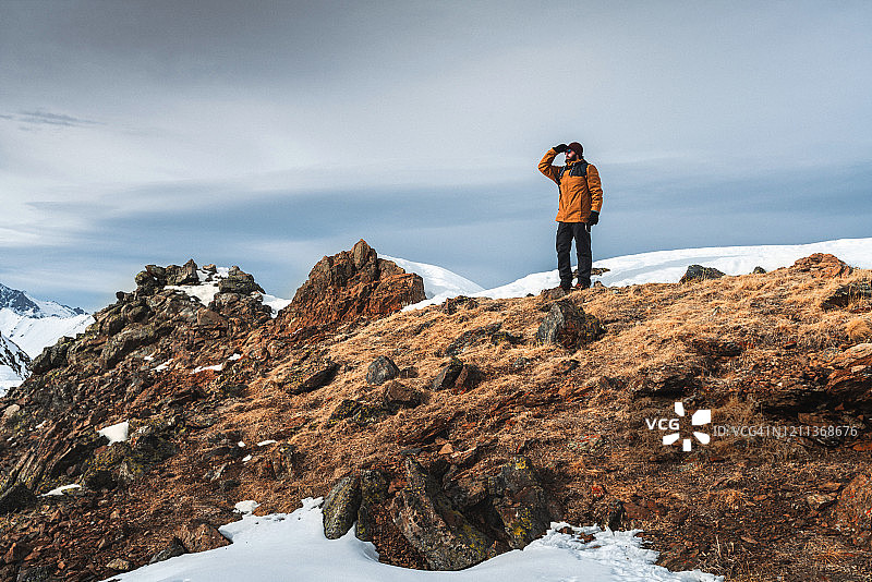 游客在山区探索野外地点图片素材