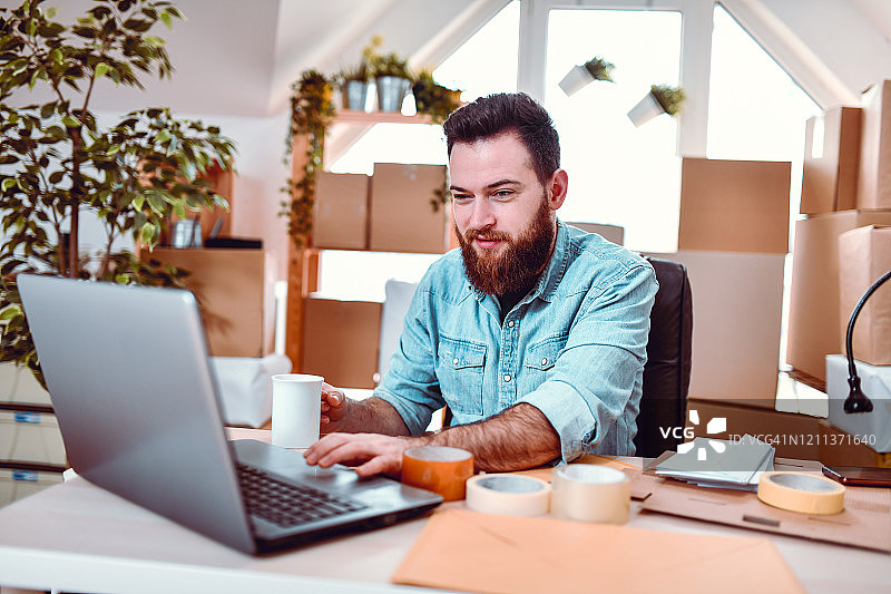 专注于早晨送货办公室工作的男人和咖啡图片素材