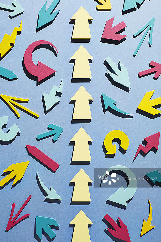 混乱的箭群中移动的箭头轨迹图片素材