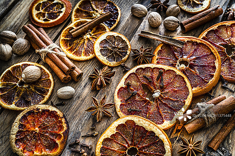 香料：干橙片、丁香、肉桂、八角和肉豆蔻图片素材
