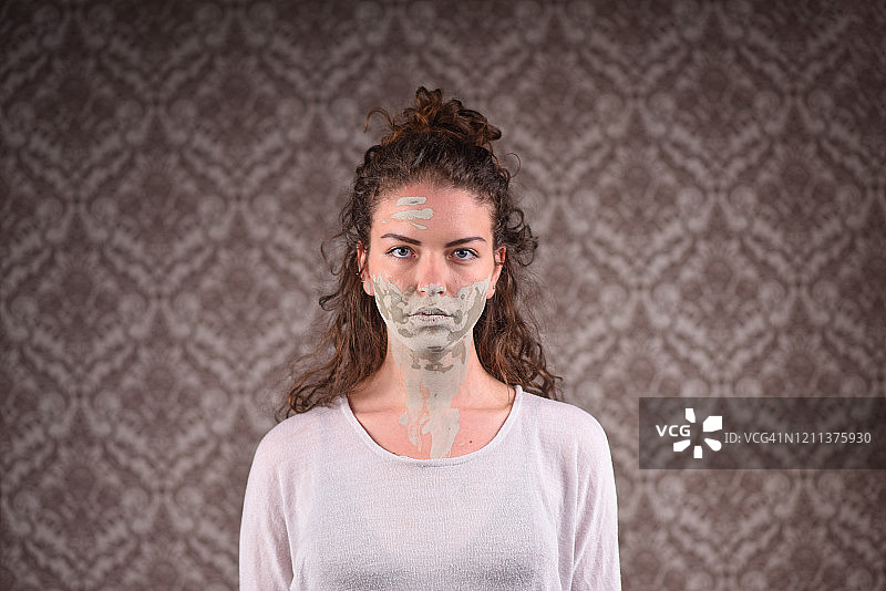 敷着泥面膜的美女图片素材