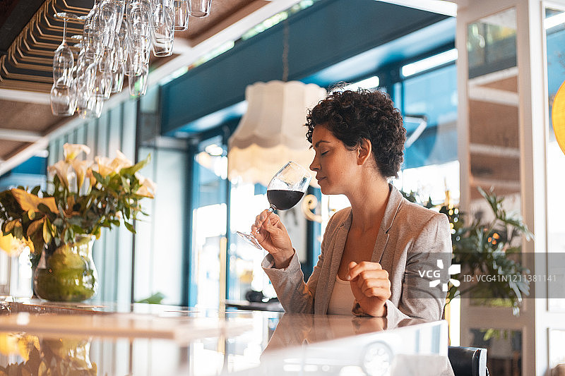 女人在豪华酒吧品酒图片素材