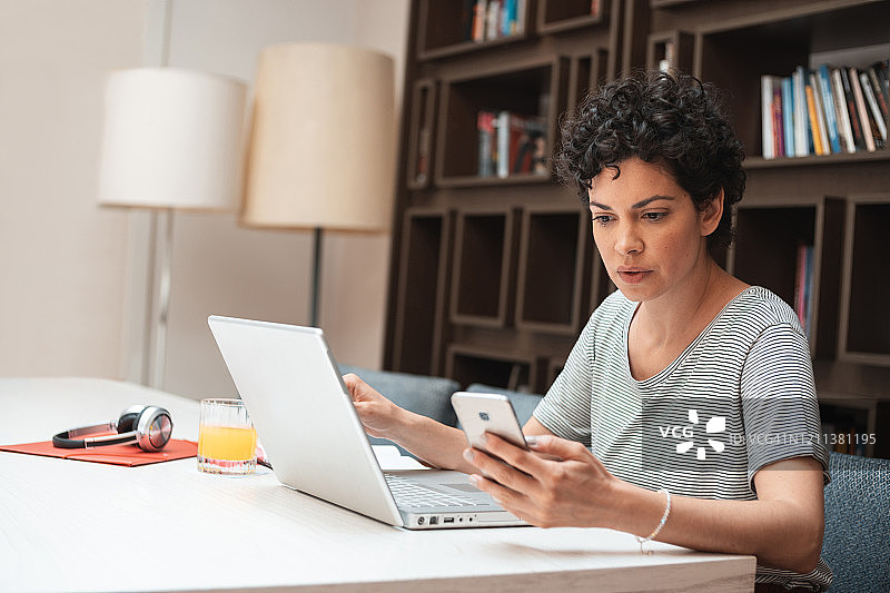 在线接收消息的女商人图片素材