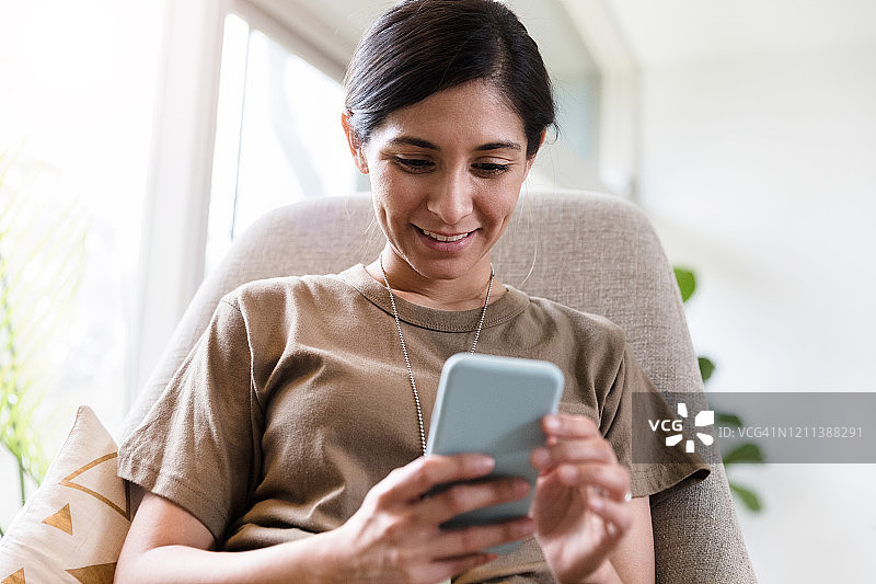 女兵微笑参加视频会议图片素材