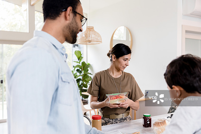 女兵为儿子准备午餐图片素材
